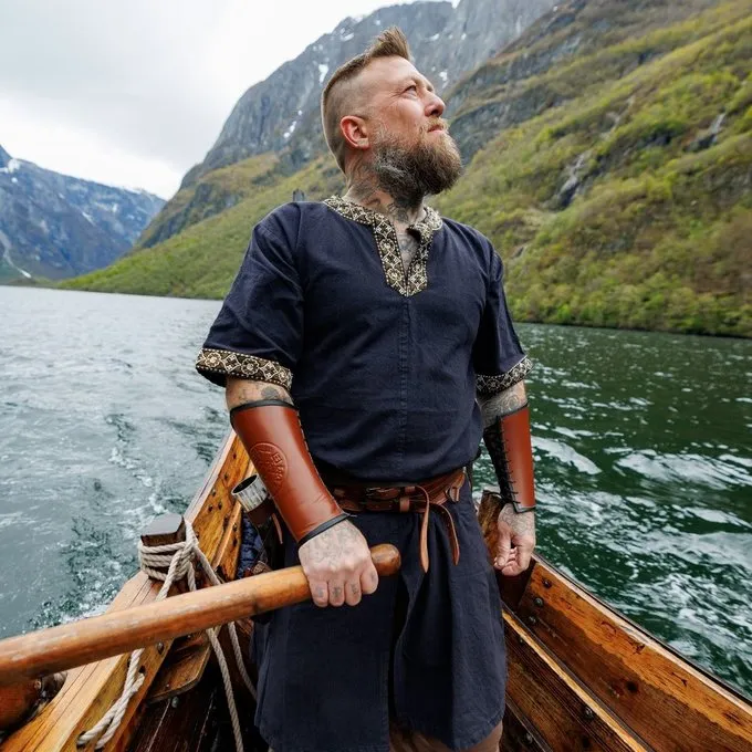 Leonardo Carbone Keltische Tuniek, Korte Mouwen, Zwart