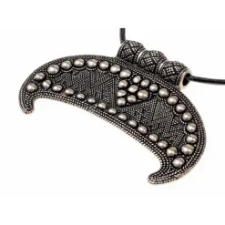 Lunula Amulet Gnezdovo, Verzilverd